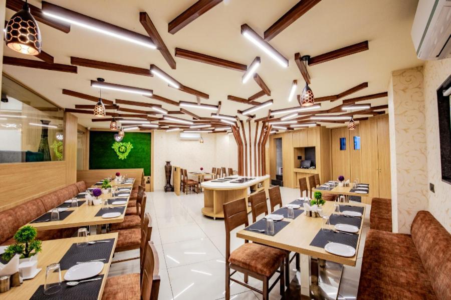 Hotel Nexus Rajkot Buitenkant foto