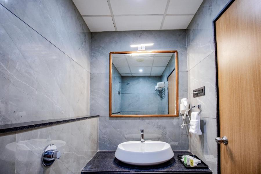 Hotel Nexus Rajkot Buitenkant foto
